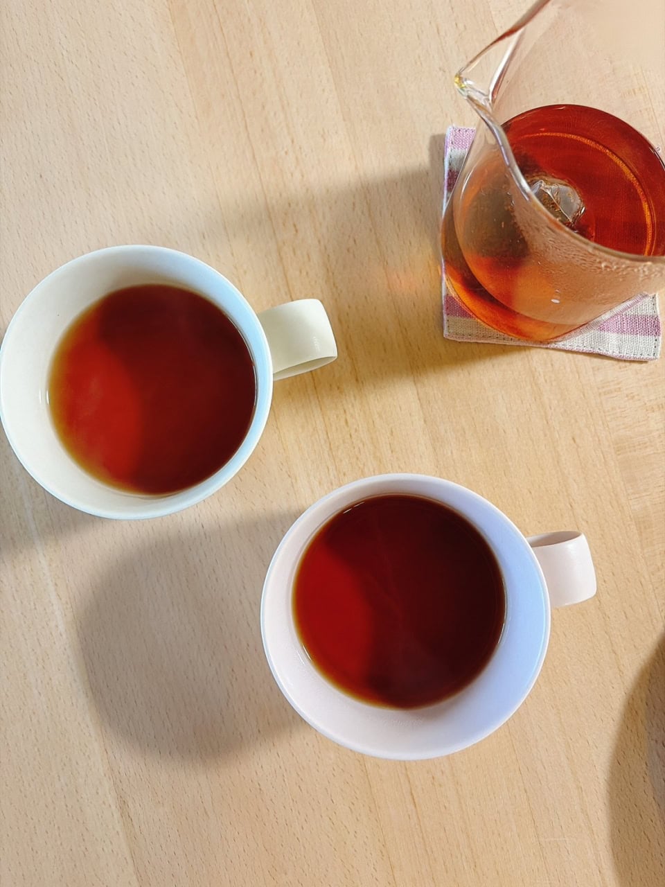 上手に撮影できず、ピンクが飛んでしまいましたが、お茶の色がそのままキレイに見えていますよね。