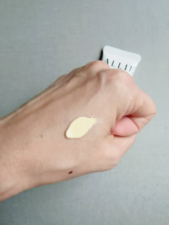 クロノビューティ フラットスムースフィルターUV SPF50+/PA++++ 30g ¥2,563※編集部調べ テクスチャー