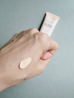 エリクシール デーケアレボリューション トーンアップ BE + ca ＜ピュアベージュ＞ 35g 3,410※編集部調べ テクスチャー