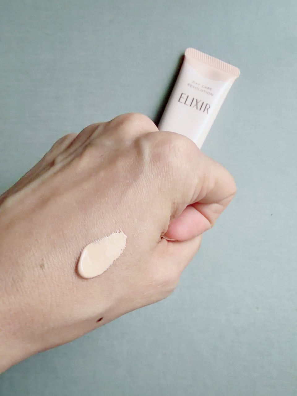 エリクシール デーケアレボリューション トーンアップ BE + ca ＜ピュアベージュ＞ 35g 3,410※編集部調べ テクスチャー