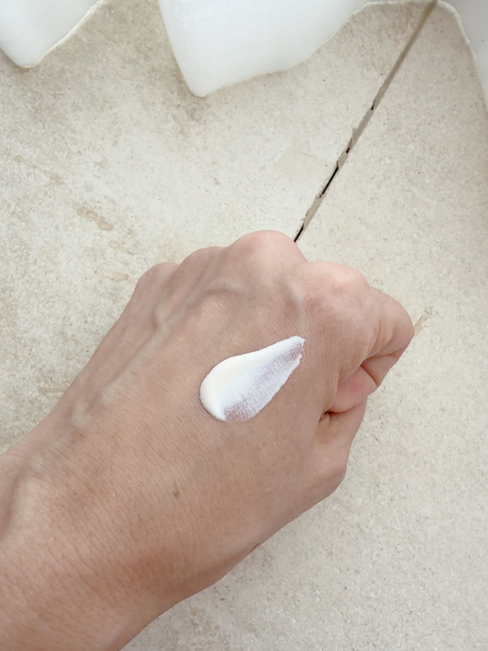 S-UVカット リンクル イルミネイティング デイクリーム SPF50+/PA++++ 50g ¥11,000　テクスチャー