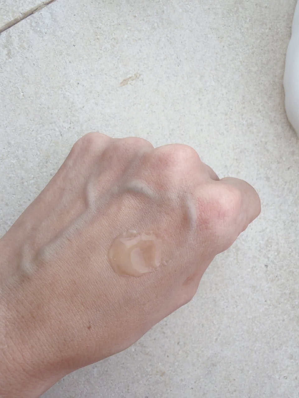 コスメデコルテ UV コンフォート エアリートランスペアレント SPF45/PA+++ 30mL ¥4,950　テクスチャー