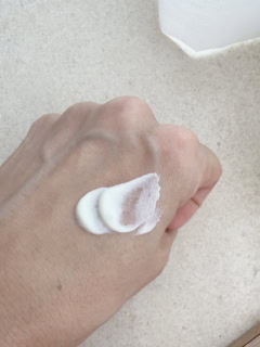 アスレティア スキンプロテクション UVジェル SPF50+/PA++++ 80g ¥5,500　テクスチャー