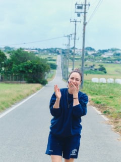 乗ったバスにほかのお客さまがいなかったので、途中で少し寄り道。島で有名なさとうきび畑が広がる「シュガーロード」で、思わず１枚。記念撮影のスポットが島のいたるところに！