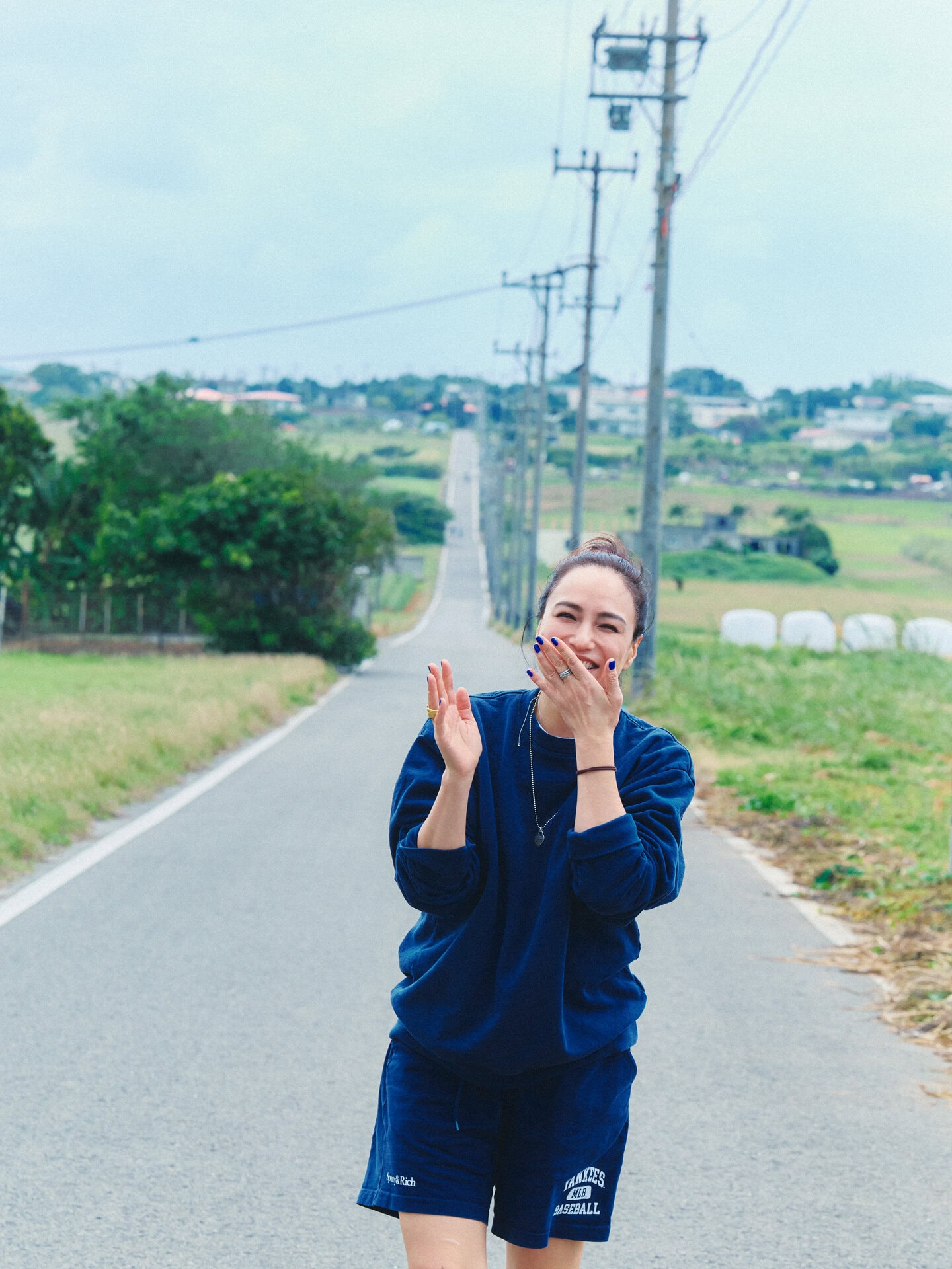 乗ったバスにほかのお客さまがいなかったので、途中で少し寄り道。島で有名なさとうきび畑が広がる「シュガーロード」で、思わず１枚。記念撮影のスポットが島のいたるところに！