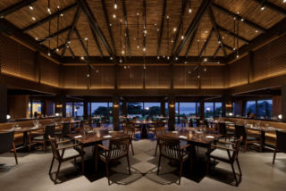 「The Steak & Grill」 営業時間：18:00〜22:00（21:30ラストオーダー） プリフィクスディナーコース：¥13,000〜 ウェルネスコース：¥16,000〜 Tボーンステーキコース：¥18,500～