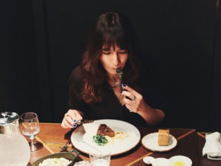 メインに選んだのは「国産和牛のフィレステーキ」。この日はブランド和牛の石垣牛。きめ細かなサシがほどけるように広がり、思わずグラスも進んでしまいました。