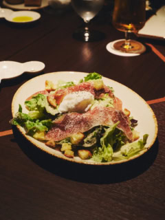 佐田さんが選んだのは、沖縄の食材をふんだんに使ったプリフィックスディナーコース（¥13,000〜）。前菜・メイン・デザートを好みで選ぶことができます。アラカルトやTボーンステーキのコース、野菜をたっぷり使った低脂質のウェルネスコースなども。