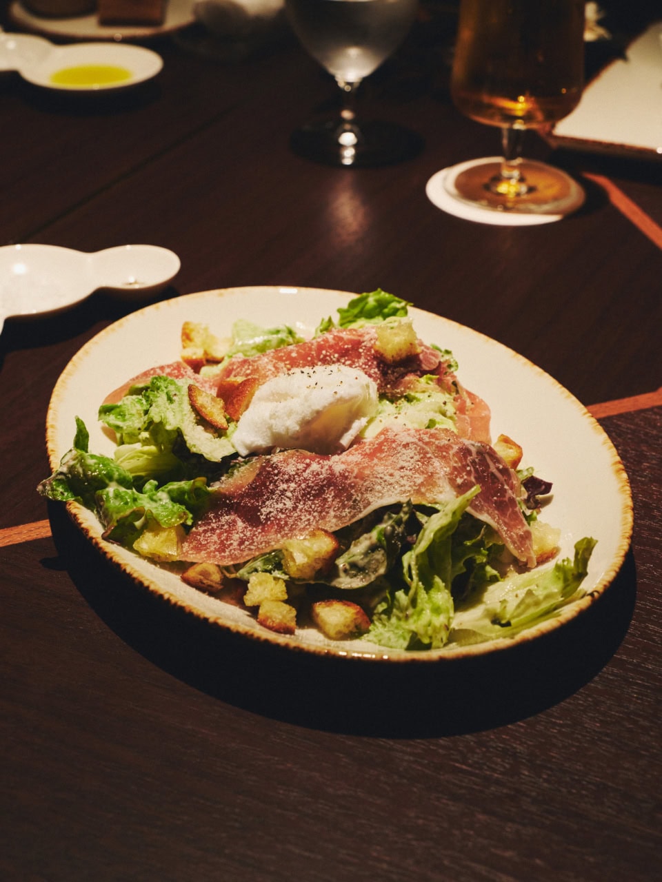 佐田さんが選んだのは、沖縄の食材をふんだんに使ったプリフィックスディナーコース(¥13,000〜)。前菜・メイン・デザートを好みで選ぶことができます。アラカルトやTボーンステーキのコース、野菜をたっぷり使った低脂質のウェルネスコースなども。