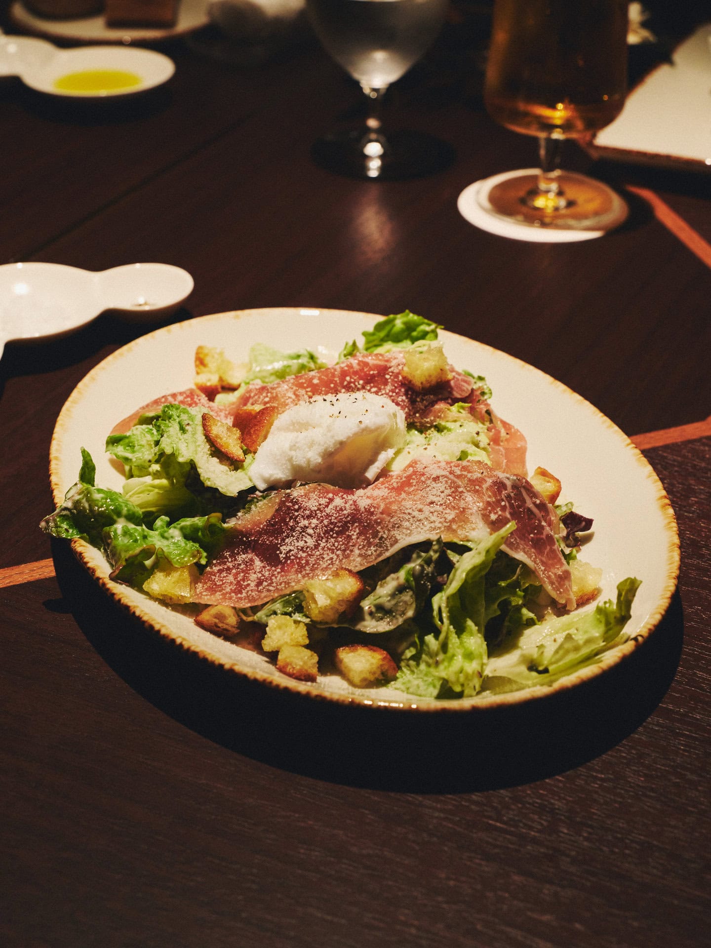佐田さんが選んだのは、沖縄の食材をふんだんに使ったプリフィックスディナーコース(¥13,000〜)。前菜・メイン・デザートを好みで選ぶことができます。アラカルトやTボーンステーキのコース、野菜をたっぷり使った低脂質のウェルネスコースなども。