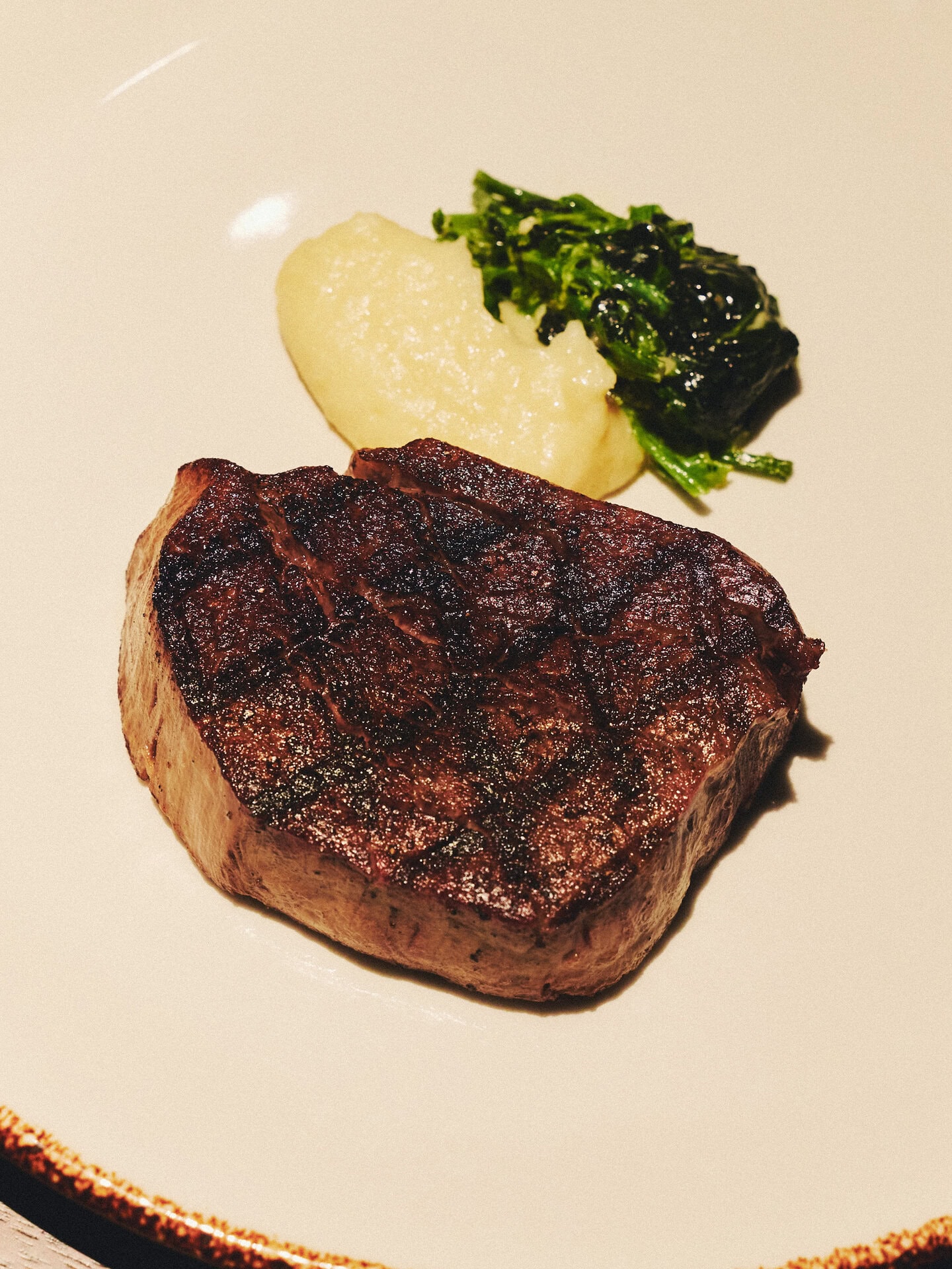 佐田さんが選んだのは、沖縄の食材をふんだんに使ったプリフィックスディナーコース（¥13,000〜）。前菜・メイン・デザートを好みで選ぶことができます。アラカルトやTボーンステーキのコース、野菜をたっぷり使った低脂質のウェルネスコースなども。