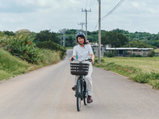 電動自転車で、島をのんびり一周。さとうきび畑や集落の細い道もすいすい進めます。坂道も無理なく走れるのが嬉しい。車通りも少なく、どこまでも続く開放感を味わえます。
