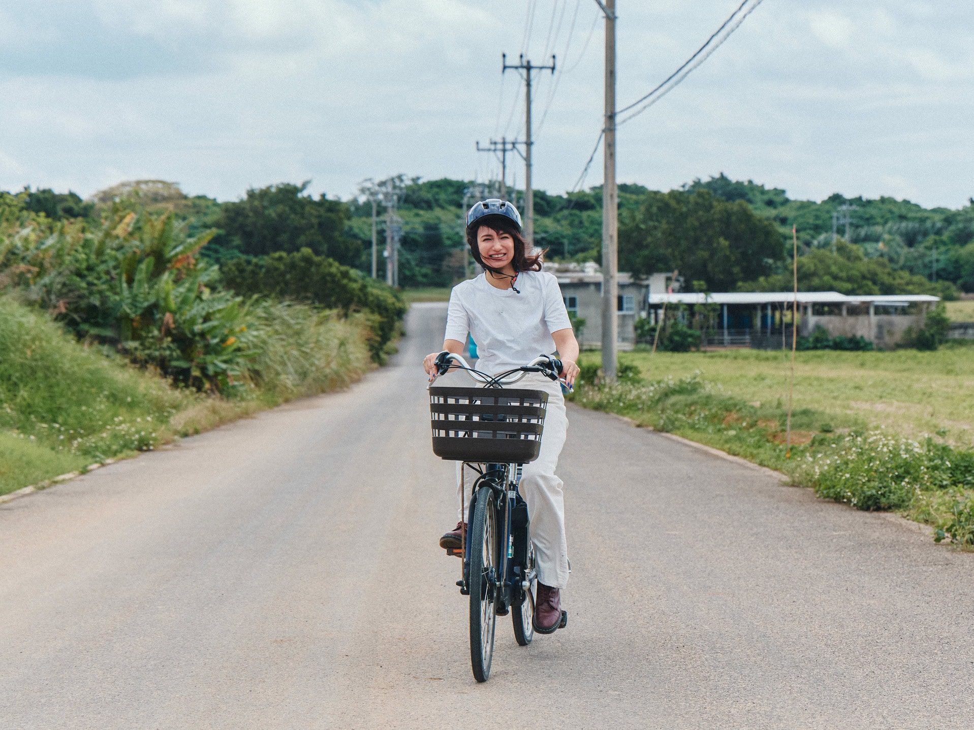 電動自転車で、島をのんびり一周。さとうきび畑や集落の細い道もすいすい進めます。坂道も無理なく走れるのが嬉しい。車通りも少なく、どこまでも続く開放感を味わえます。