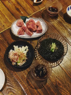 朝採れのもずくをさっと湯通しし、お出汁でいただく「生もずくのつけ麺風」（¥900）や、外はサクッと中から出汁がじゅわっと広がる「紅芯大根の唐揚げ」（¥550）、フレッシュな「島らっきょうの浅漬け」（¥650）など、素材の良さが光る一品が並びます。
