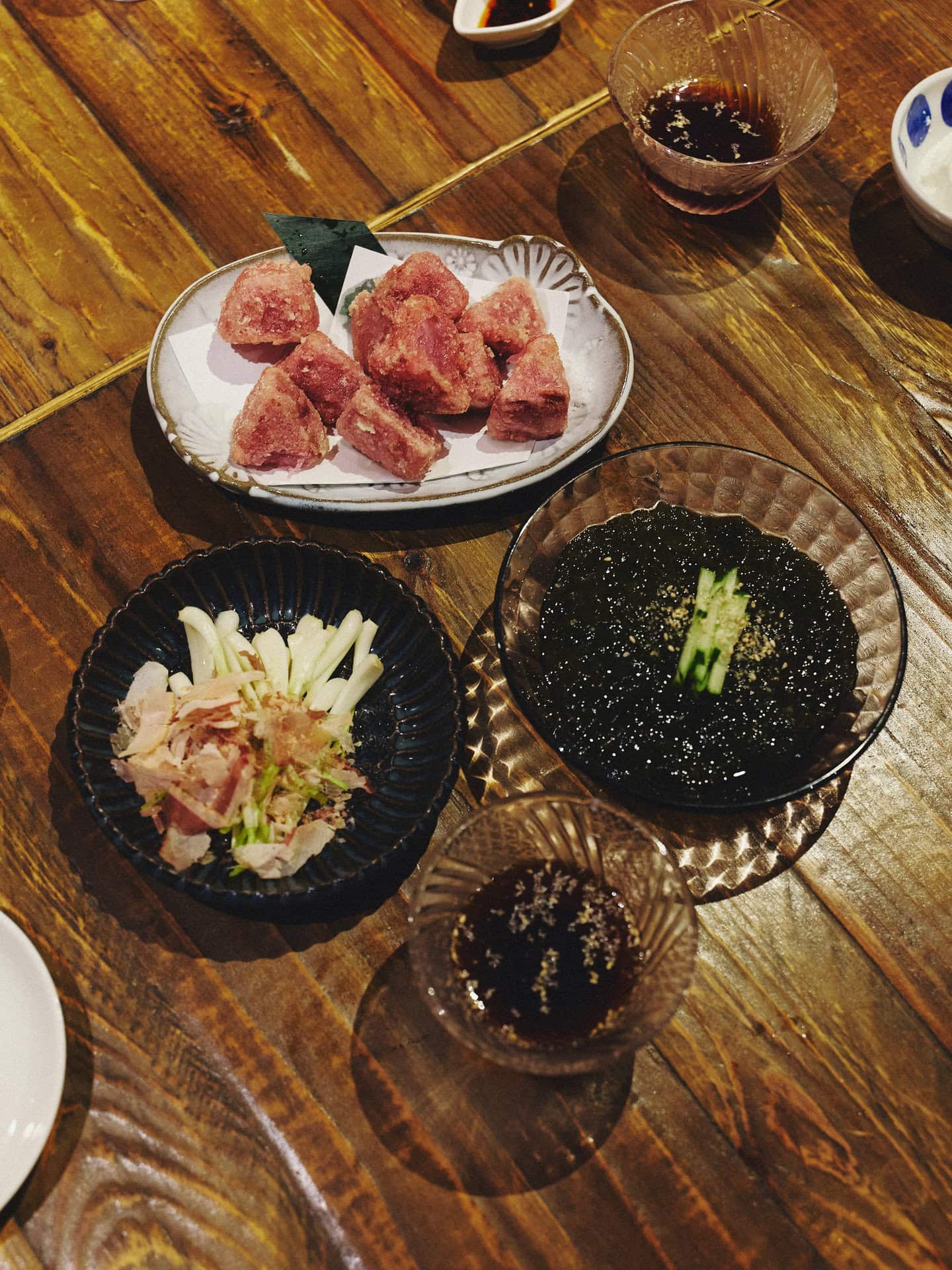 朝採れのもずくをさっと湯通しし、お出汁でいただく「生もずくのつけ麺風」(¥900)や、外はサクッと中から出汁がじゅわっと広がる「紅芯大根の唐揚げ」(¥550)、フレッシュな「島らっきょうの浅漬け」(¥650)など、素材の良さが光る一品が並びます。