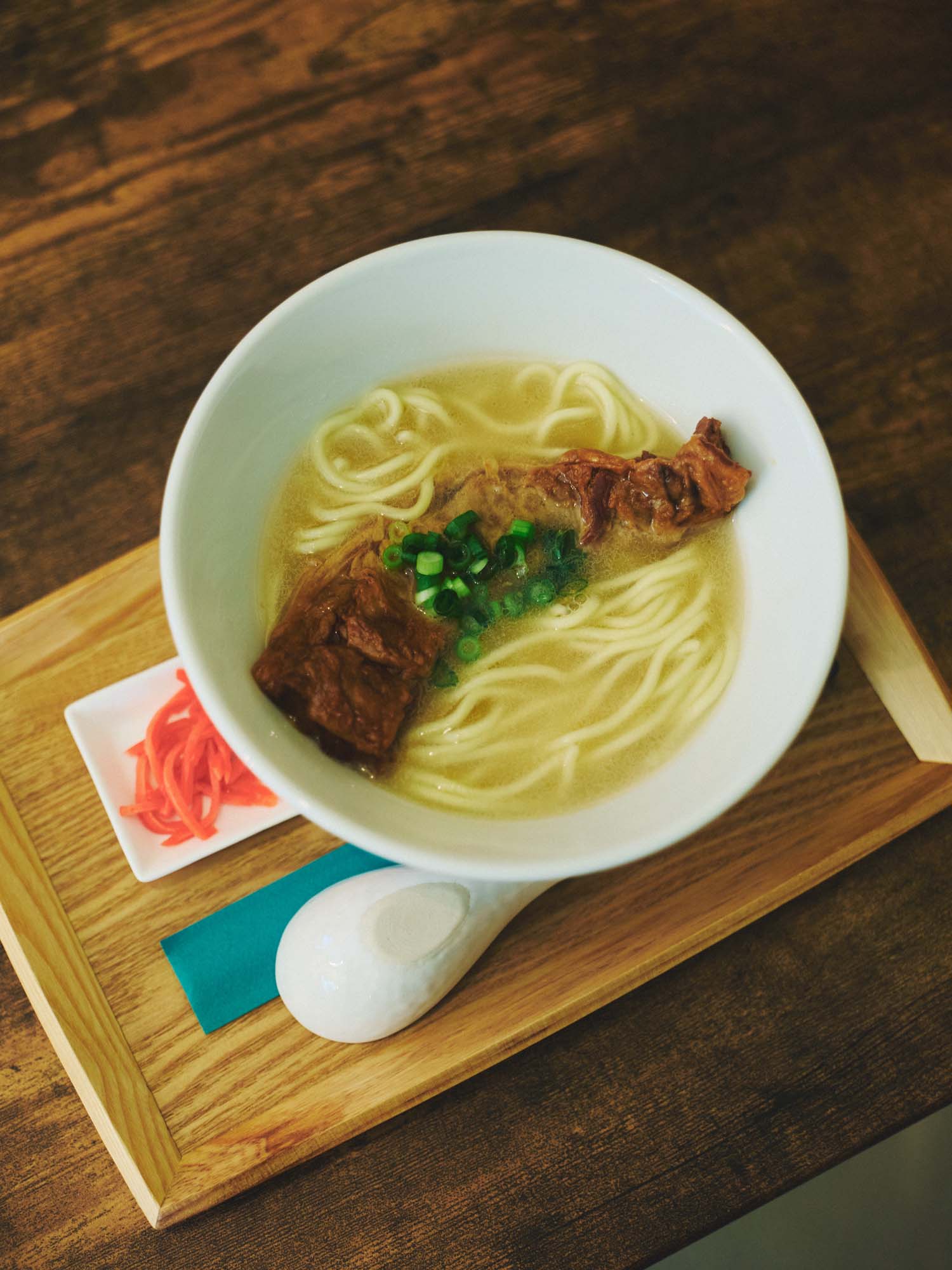 豚骨と昆布でとった出汁に、丸麺がやさしく絡む一杯。お箸でほろりとほどけるほどやわらかく煮込まれた軟骨ソーキも、滋味深い味わいです。軟骨ソーキそば ¥1,050