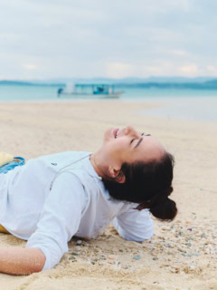 あまりの心地よさに、そのまま砂浜に身を預けてアーシング。この日は雲がかかりサンセットは見られませんでしたが、遮るもののない海と空に包まれる時間が、日常の疲れをやさしくほどいてくれました。