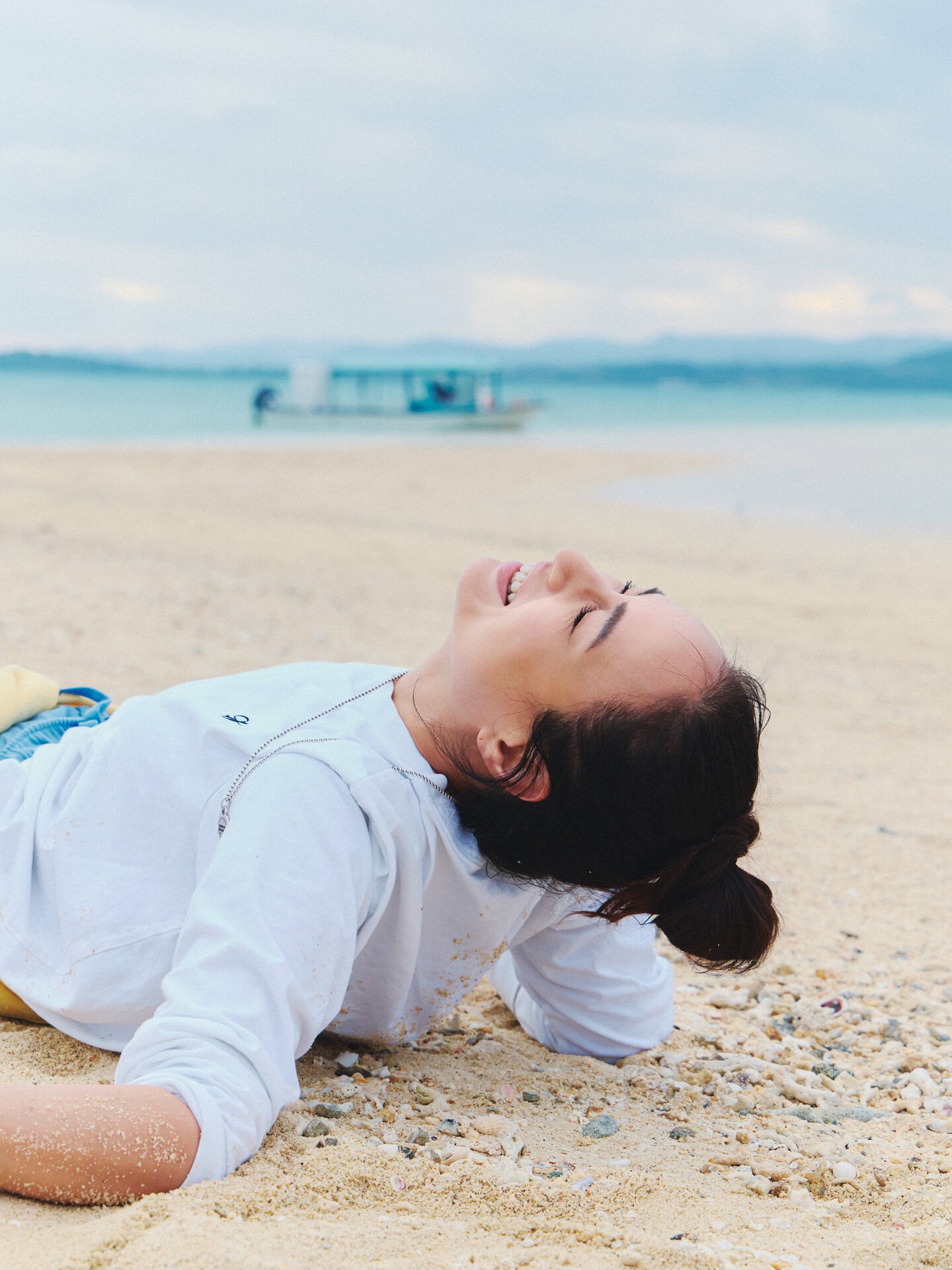 あまりの心地よさに、そのまま砂浜に身を預けてアーシング。この日は雲がかかりサンセットは見られませんでしたが、遮るもののない海と空に包まれる時間が、日常の疲れをやさしくほどいてくれました。