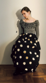 スカート￥39,600、ニット￥29,700（共にコエル／ビッグヒット）