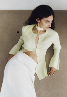 ニット￥19,800、スカート￥26,400（共にランバン オン ブルー）