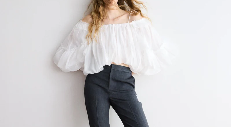 シーニュのソフトローンオフショルブラウス Yunaはエアリーさが魅力。