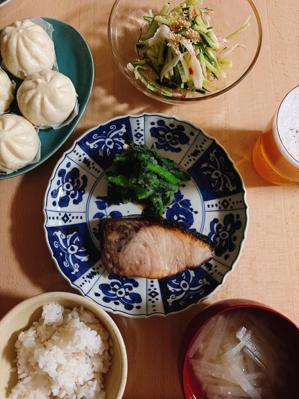 西京焼きを盛ってみました。地味な料理こそ、柄のお皿が映えますよね。ありがたい！