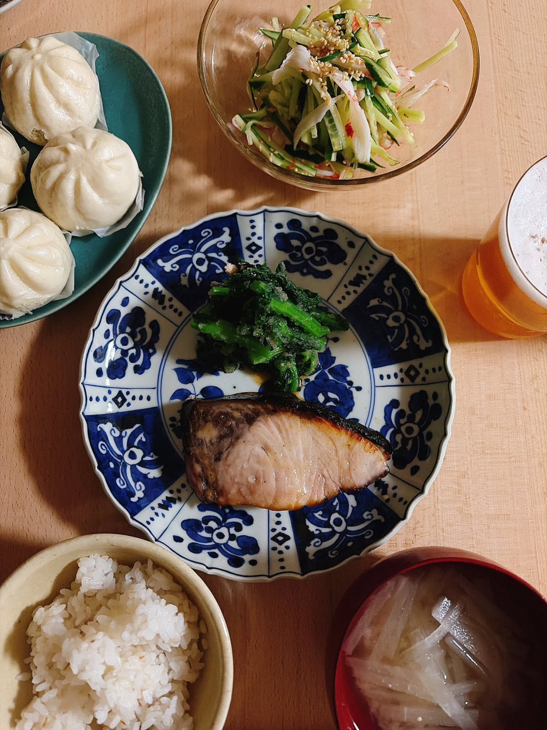 西京焼きを盛ってみました。地味な料理こそ、柄のお皿が映えますよね。ありがたい！