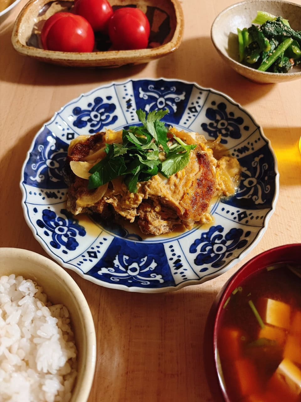 スーパーのとんかつでかつ煮にしたのですが、ちょっとイイ感じの定食風になってますよね！