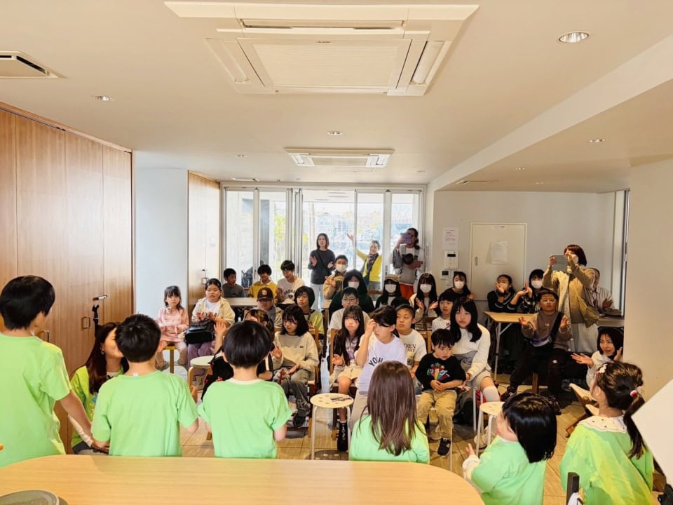 ゴスペルはもともとは礼拝のための音楽。でも、静かに聞く音楽ではなく、ジャズのようにリズムに乗って足をふみ鳴らしたり 、手拍子を交えたりしてもOK。独唱や合唱で歌われます。