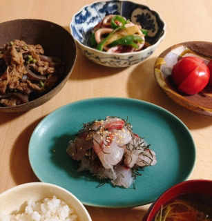 スタジオエム パレット 195プレートをメインにしたテーブルコーディネートです。