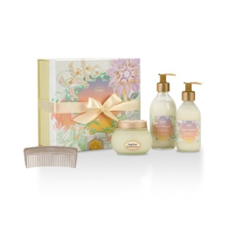 かわいいBOXに入った限定セットはギフトにもおすすめ!3STEP ヘアケアキット ホワイトティー・セレブレーション¥12,650(SABON Japan)※4月2日発売【セット内容】ヘッドスクラブ リプレニッシング 300g、リペアシャンプー ホワイトティー・セレブレーション 290mL、リペアコンディショナー ホワイトティー・セレブレーション190mL、ヘアコーム、ギフトボックス