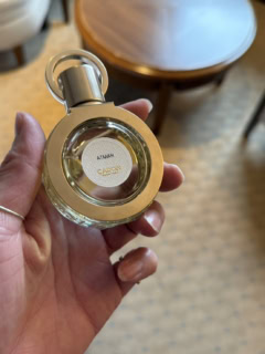 ウッディアンバー、アキガラウッド、ベチバーのアクセントにちょっとスパイシーな空気感も。甘いだけじゃない奥深いヴァニラが大人っぽい。