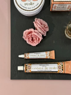 軽やかで肌馴染みのいいテクスチャー。伝統的なレシピで作られたブランドを代表するアイテム。ベナモール ミラクルフェイスクリーム 50mL ¥5,390、90mL¥8.140(イノー・アソシエイツ株式会社)※3月20日発売