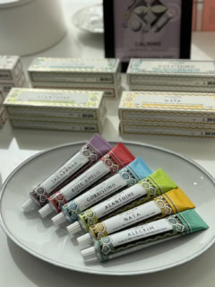 レトロなパッケージが可愛い。シリーズごとにいろんなカラーと香りが揃います