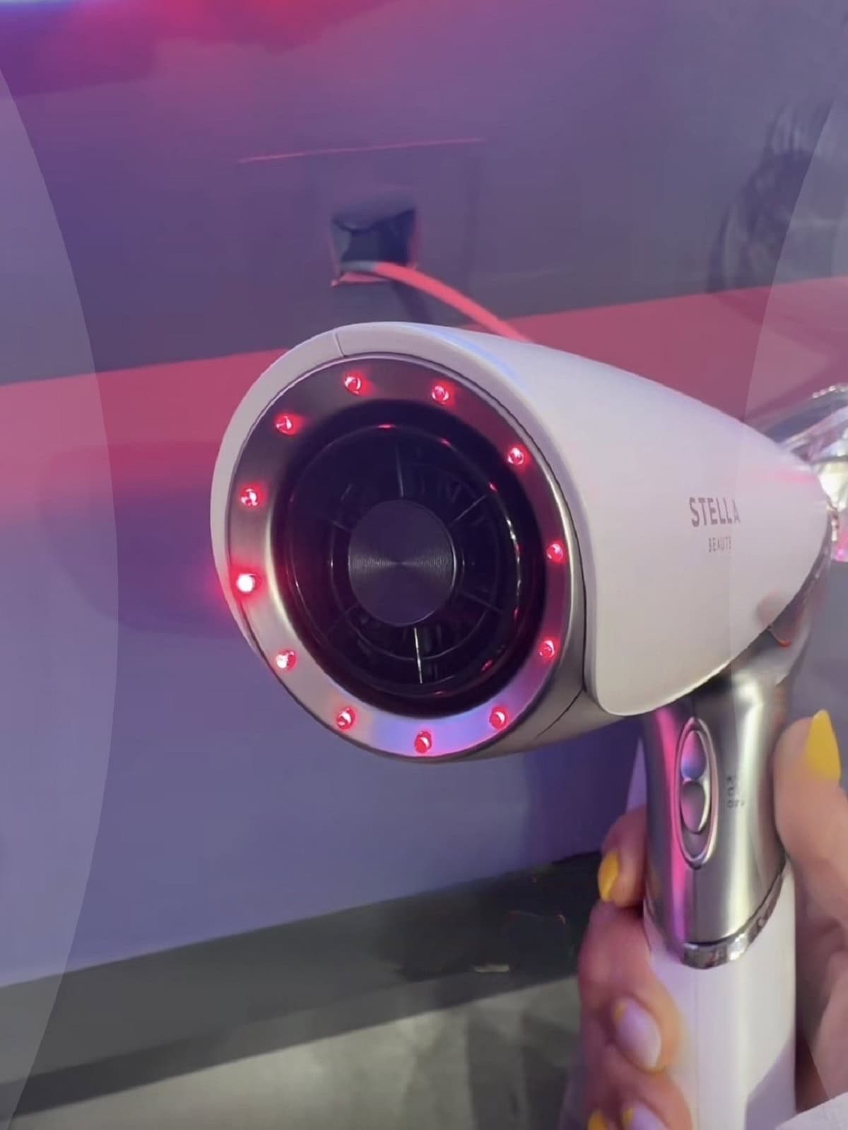 「LLLT(低出力レーザー)」とは、Low Level Laser Therapy の略称で、さまざまな分野で活躍している技術。通常のレーザーとは異なり、熱損傷を与えずに、肌の細部へと流れるように光エネルギーを伝達。これってまるで美顔器ですよね!