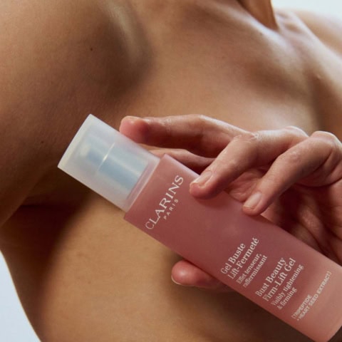 【クラランス】重力に負けないバストジェル新登場!「見えないブラ」のうるおい&ホールド感がすごい♡