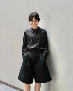 透けすぎていない黒が使いやすい！ボタンをきっちり閉めても、羽織にしても◎ ドットシアーシャツ￥26,730（MACHATT）