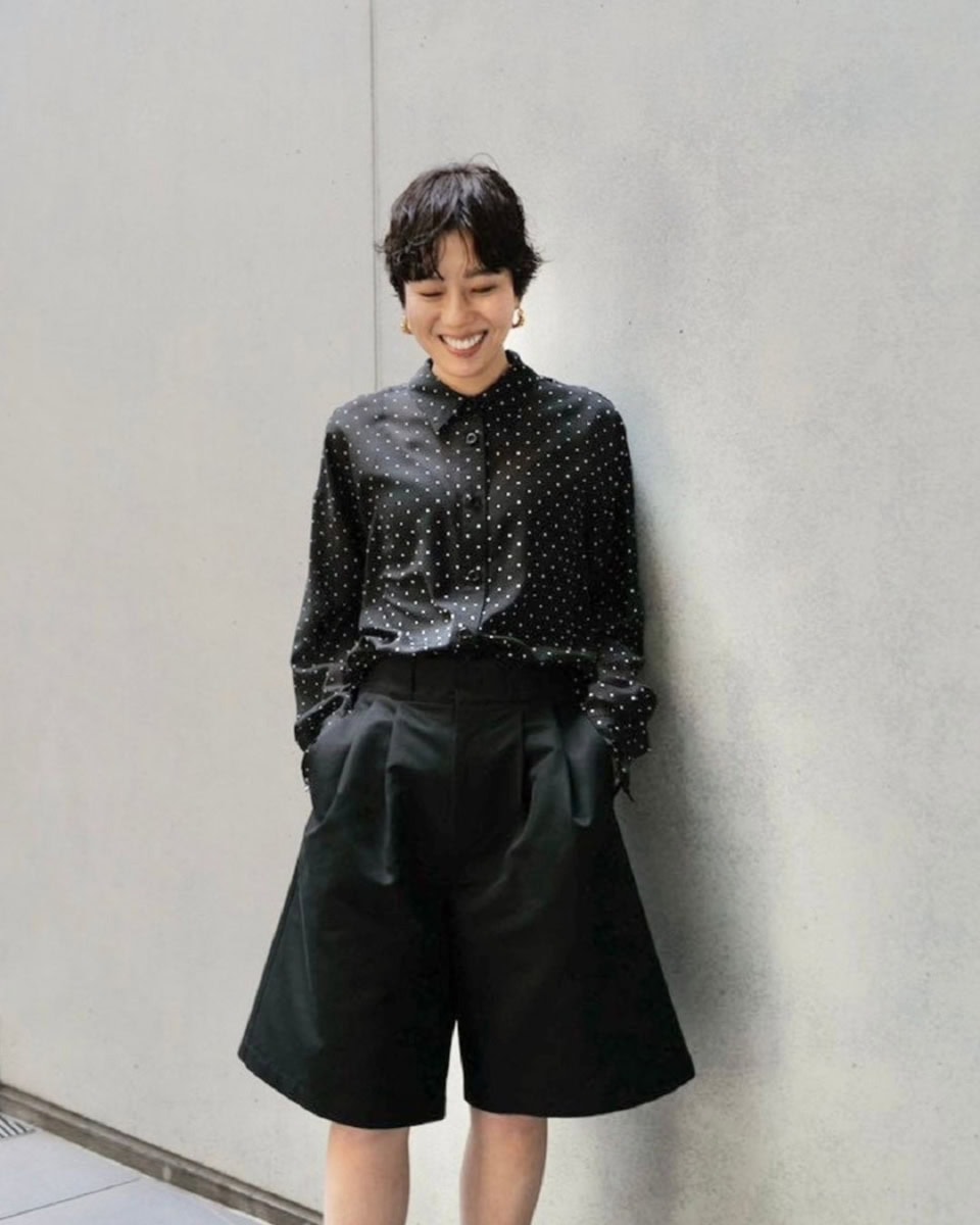 透けすぎていない黒が使いやすい！ボタンをきっちり閉めても、羽織にしても◎ ドットシアーシャツ￥26,730（MACHATT）