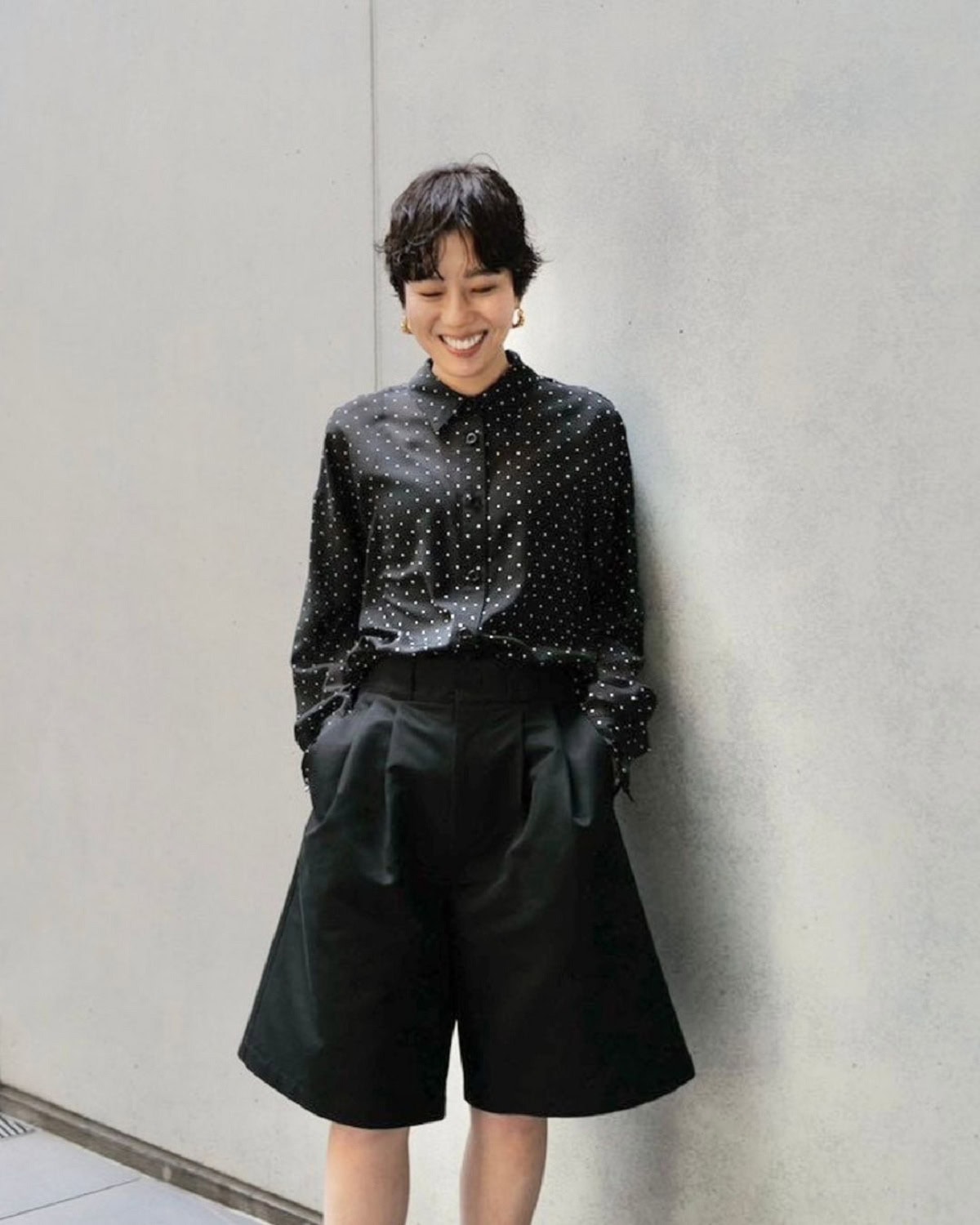 透けすぎていない黒が使いやすい！ボタンをきっちり閉めても、羽織にしても◎ ドットシアーシャツ￥26,730（MACHATT）