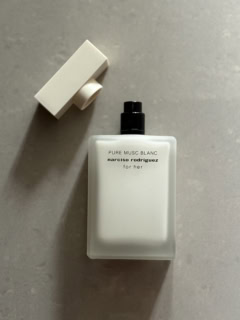 優しいカラーにブラックが効いたボトルも素敵。ナルシソ ロドリゲス フォーハー ピュア ムスク ブラン オードパルファム インテンス 30mL ¥12,980、50mL ¥18,920、100mL ¥25,080※4月8日発売(ナルシソ ロドリゲス パルファム)