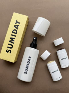 ボリュームアップのスプレーは必須アイテム!ヘアバームのナチュラルはカラーはボディにも使えちゃう。カラーで香りも違うんです。右からSUMIDAY HAIR BALM ダークブラウン 15g¥2,970、SUMIDAY HAIR BALM ナチュラルカラー 15g¥2,970、SUMIDAYニュアンスメイキング&ベーススプレー 145mL¥3,300(株式会社リベルタ)