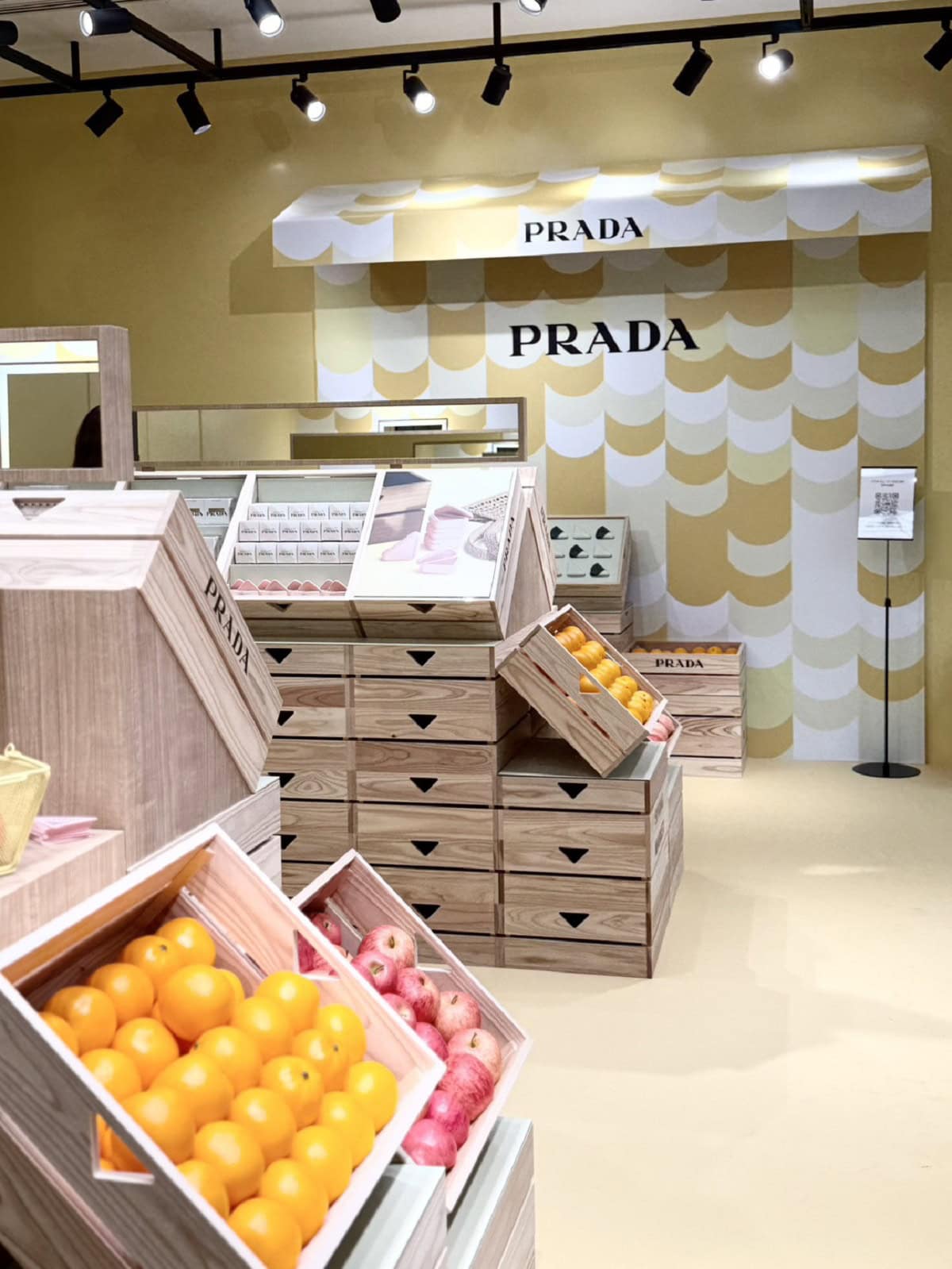 高揚感がハンパない！期間限定【プラダ ビューティ マーケット】が表参道ヒルズで開催中
