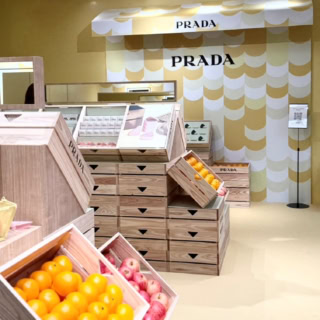 高揚感がハンパない！期間限定【プラダ ビューティ マーケット】が表参道ヒルズで開催中