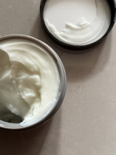 週2回の使用が目安のスペシャルケアアイテム。軽やかなでミルキーなクリームながらしっかり潤いを閉じ込めてくれる!ジョンマスター ボンドレイヤーヘアマスク200g¥5,500(ジョンマスターオーガニック)