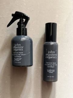 インバス、アウトバスと両方使えるスプレーミストとミルクは香りもいいんです!右からジョンマスター ボンドレイヤースムースヘアミルク100mL¥4,620、ジョンマスター ボンドレイヤースムースヘアセラム150mL¥4,950(ジョンマスターオーガニック)