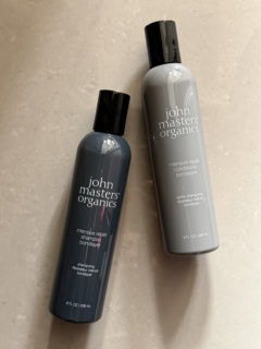 NYの生活をイメージしたウォームグレーのパッケージ。モノトーンだけど温かみのある感じがなんとも今っぽい。右からジョンマスター ボンドレイヤーコンディショナー 236mL¥4,180、ジョンマスター ボンドレイヤーシャンプー236mL ¥3,960(ジョンマスターオーガニック)