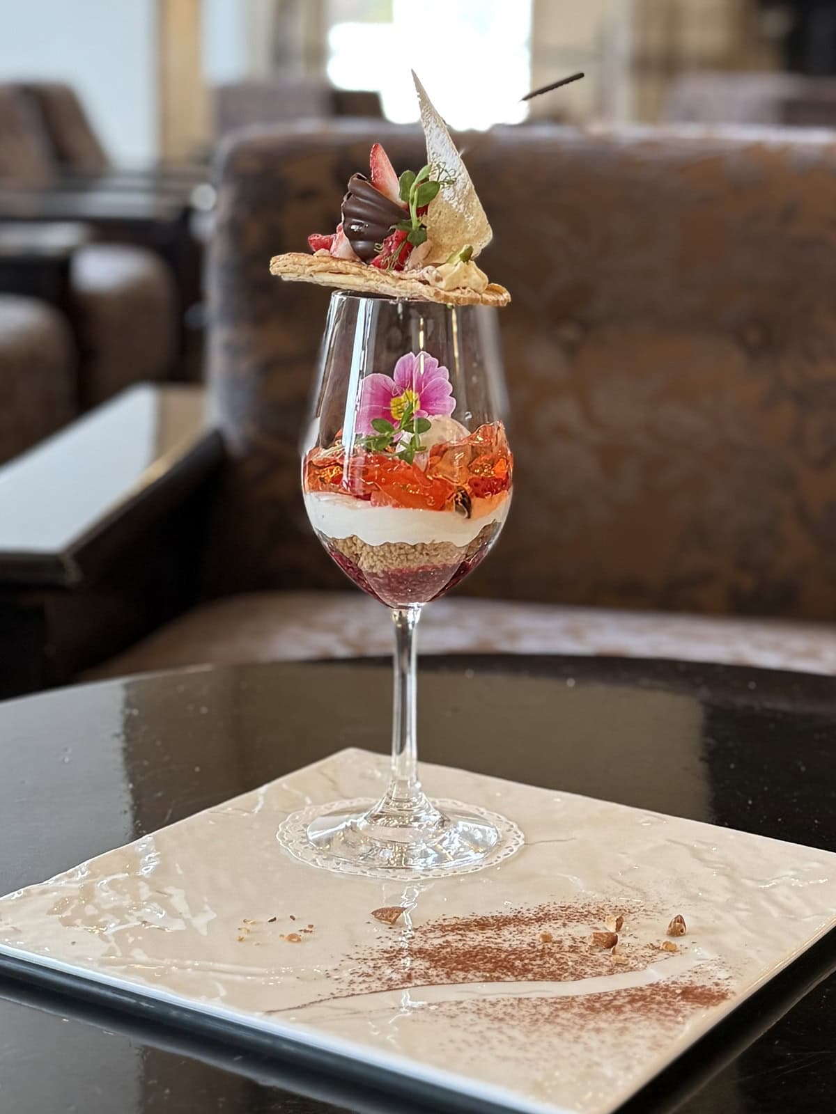 チェックイン後、早速ラウンジへ。その目的は、4月22日まで開催されている「箱根スイーツコレクション」にエントリー中の一日限定20食のパフェ「パイレーツ」（￥2,600）！ 芦ノ湖を行き交う海賊船をイメージしたパイを冠したグラスの中には桜のアイスやジュレ、ムースなどがレイヤード。