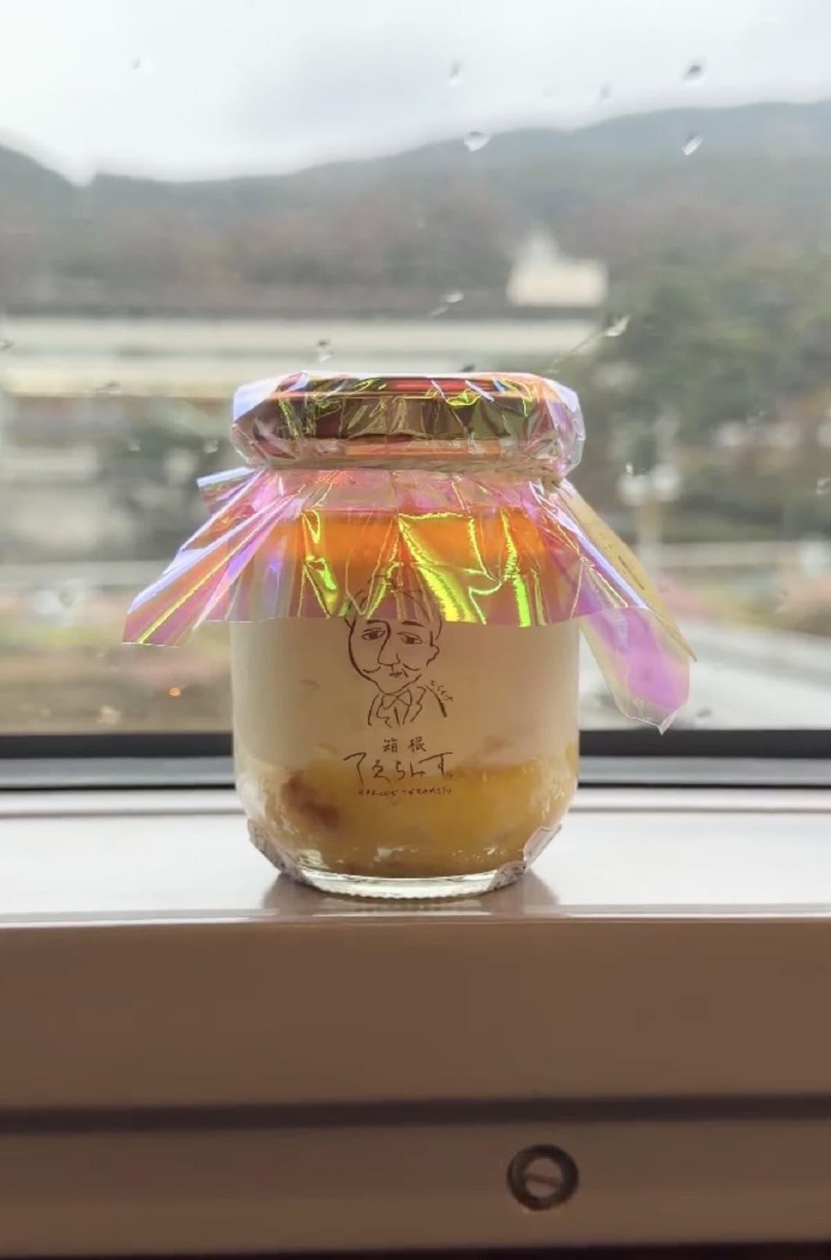 最後に、駅前のテイクアウト専用スイーツショップ「箱根てゑらみす」でお土産を。こちらは「箱根を照らす」という気持ちから、名づけられたお店なのだとか。湘南ゴールド（オレンジ）の爽やかな酸味がアクセントの「ティラミス ルチェンテ」￥700 ※1日限定30食・4月22日まで