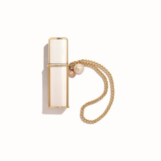 引き続きトレンドのチャームですが大人ならこんなラグジュアリーなアイテムで! ココ マドモアゼル オードゥ パルファム パース スプレイ 3×7mL¥33,000(シャネル)※4月3日限定発売©CHANEL