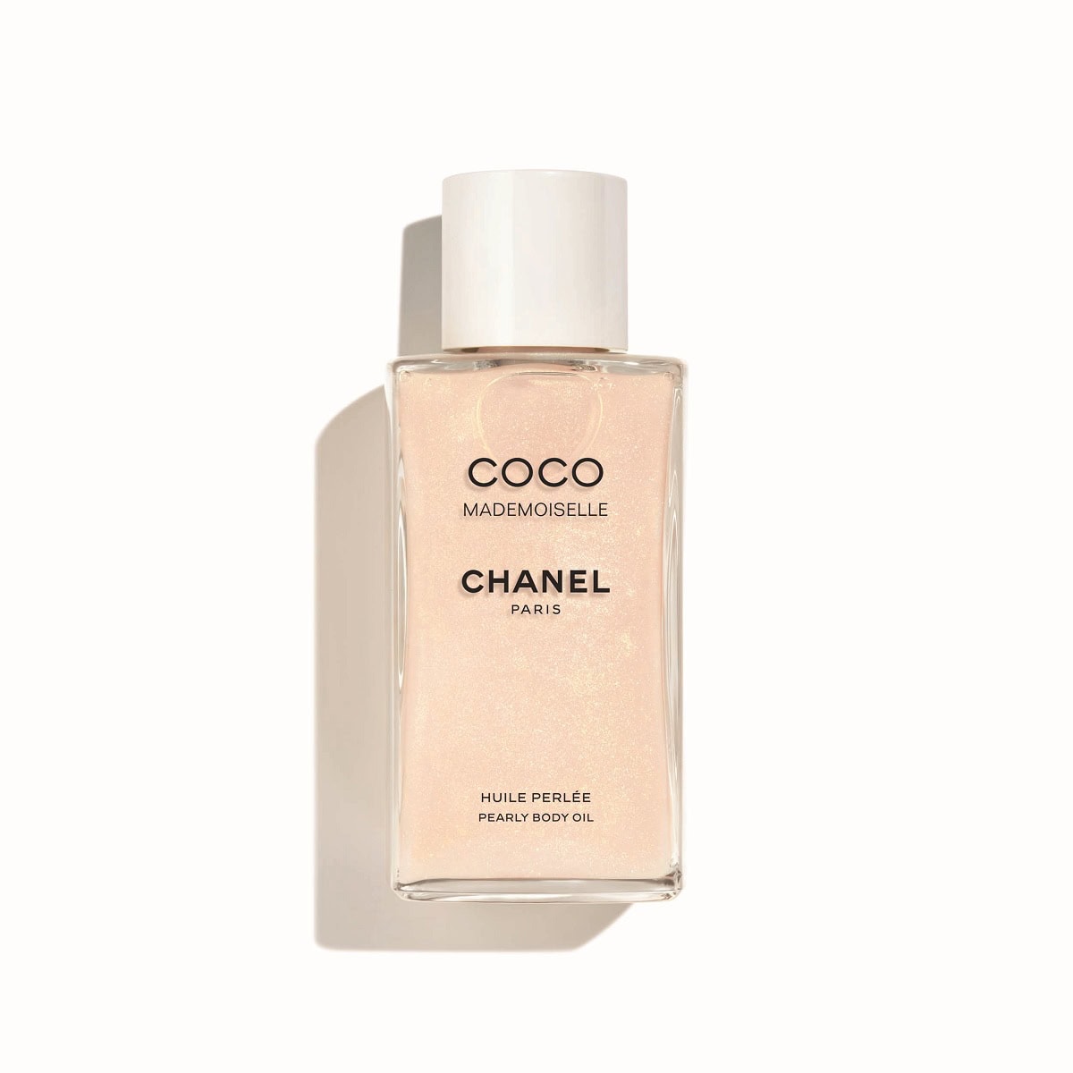 なじませた瞬間に肌をうるおいで満たすリッチなオイル。ボディにも香りを纏いたい！ココ マドモアゼル ボディ オイル ペルレ250mL￥21,340（シャネル）※4月3日限定発売©CHANEL